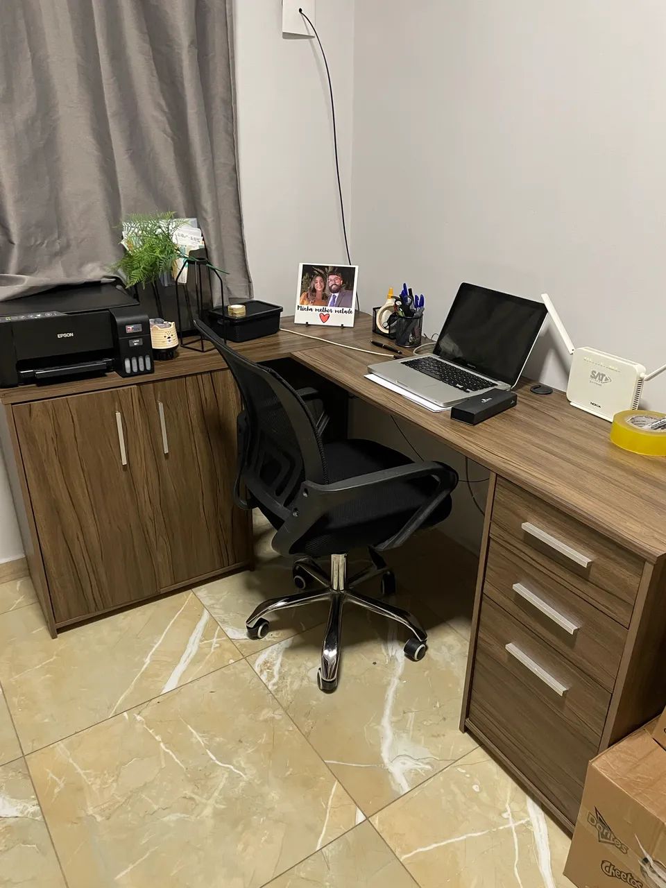 Mesa e armário de escritório 