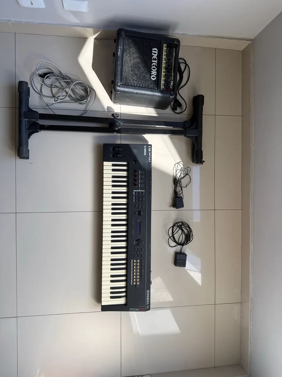 Teclado Yamaha MX61+ caixa e tripé - Foto 3