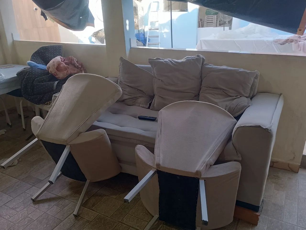Vendo um conjunto de sofá com 2 poltronas 