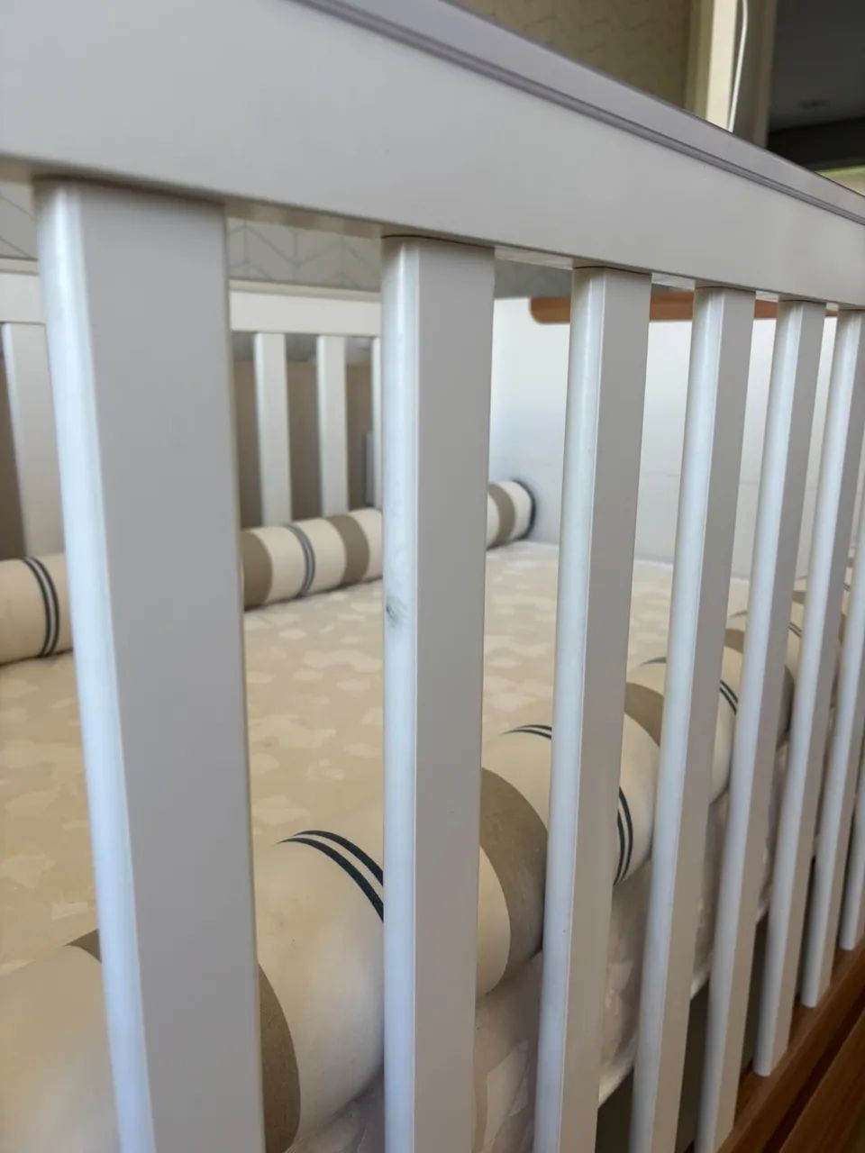 VENDO BERÇO DE BEBÊ - BRANCO COM MADEIRA - Foto 3