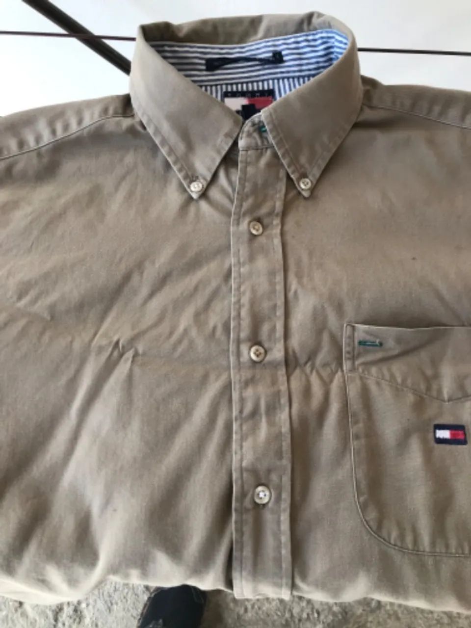 Camisa Tommy Hilfiger Original - Bege Khaki 100% Algodão - Tam M - Ja usada algumas vezes  - Foto 2