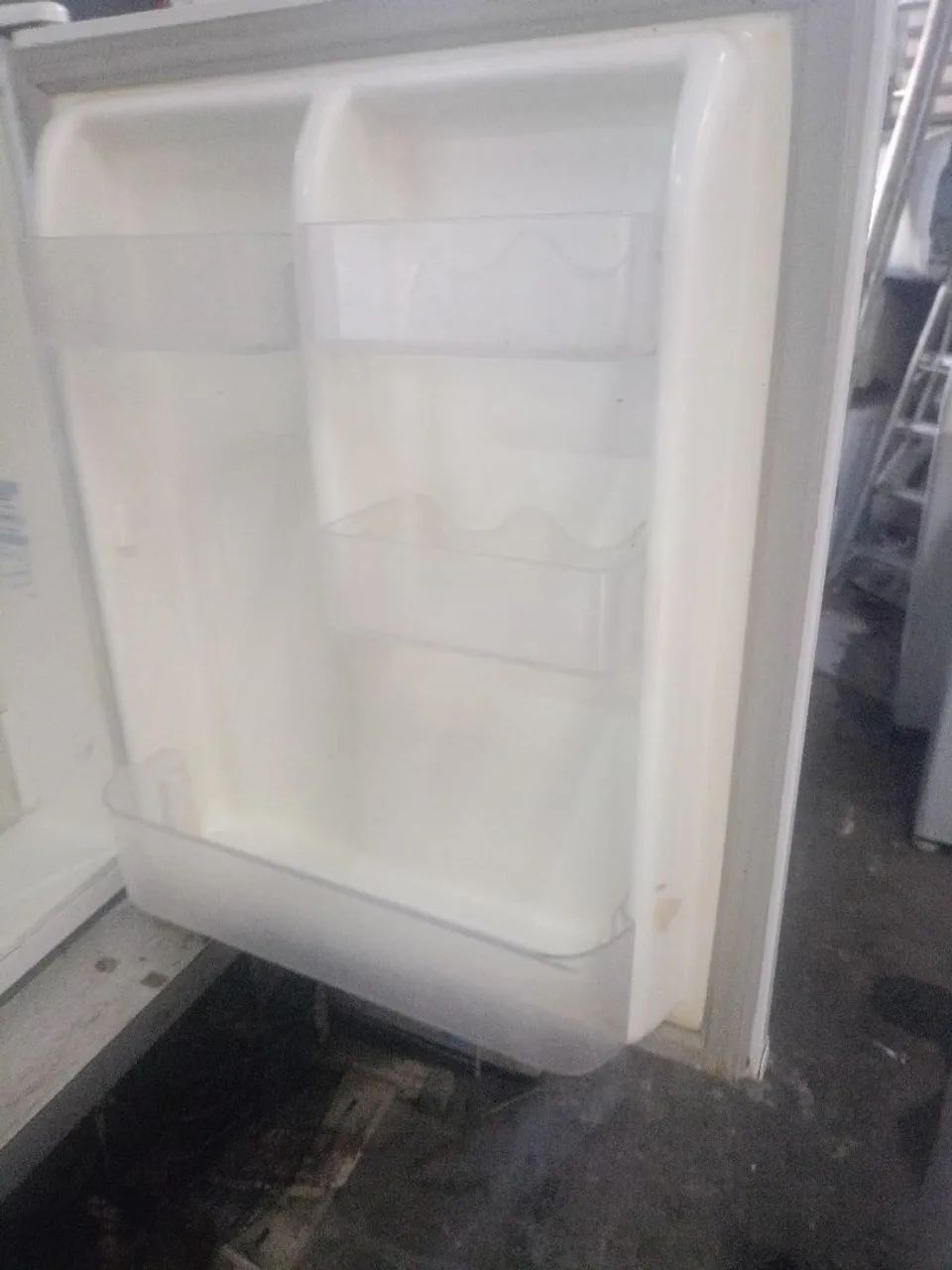 Frigobar Eletrolux 80 litros funcionando perfeitamente 127b - Foto 4