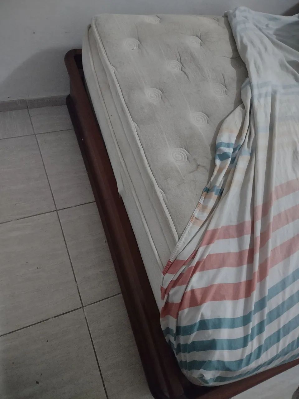 Cama de madeira com gavetões  - Foto 3