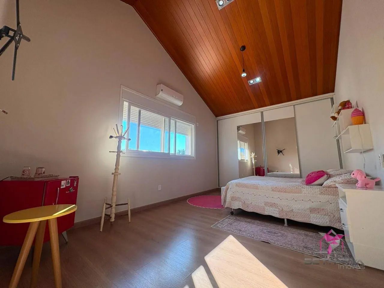 Casa em Condomínio com 4 Dormitórios, Piscina, Escritório e Teto de Madeira - Foto 3