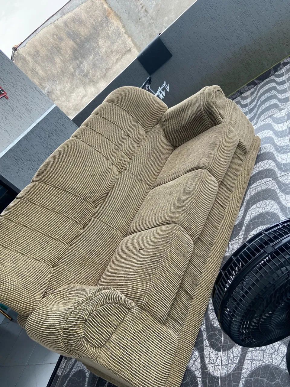 ? Vende-se sofá 3 lugares ?