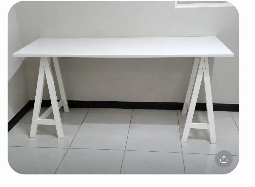 Escrivaninha 1.40x0.60 cm, pés de cavalete. Madeira e MDF. 