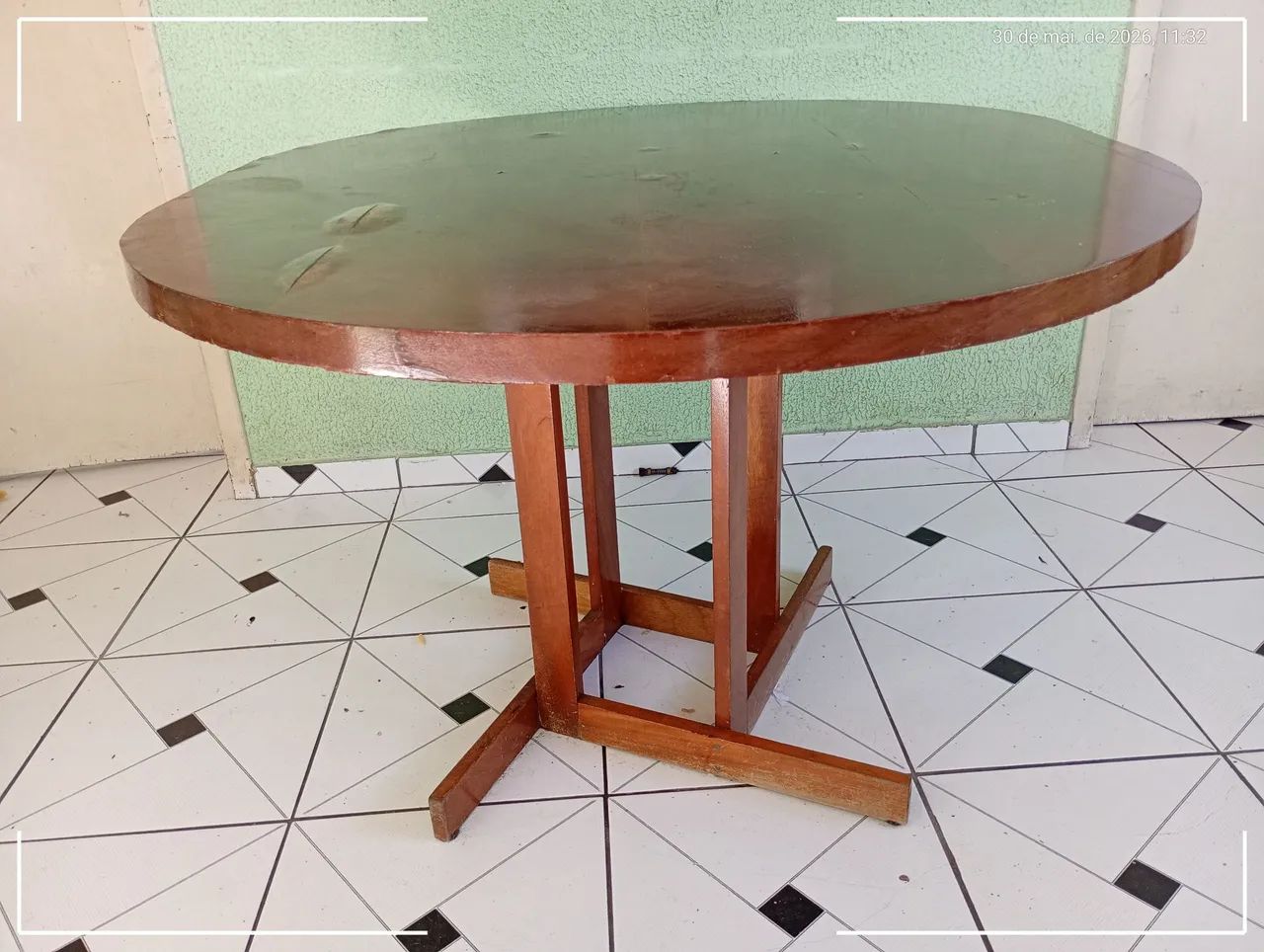 Mesa de madeira sem cadeiras.