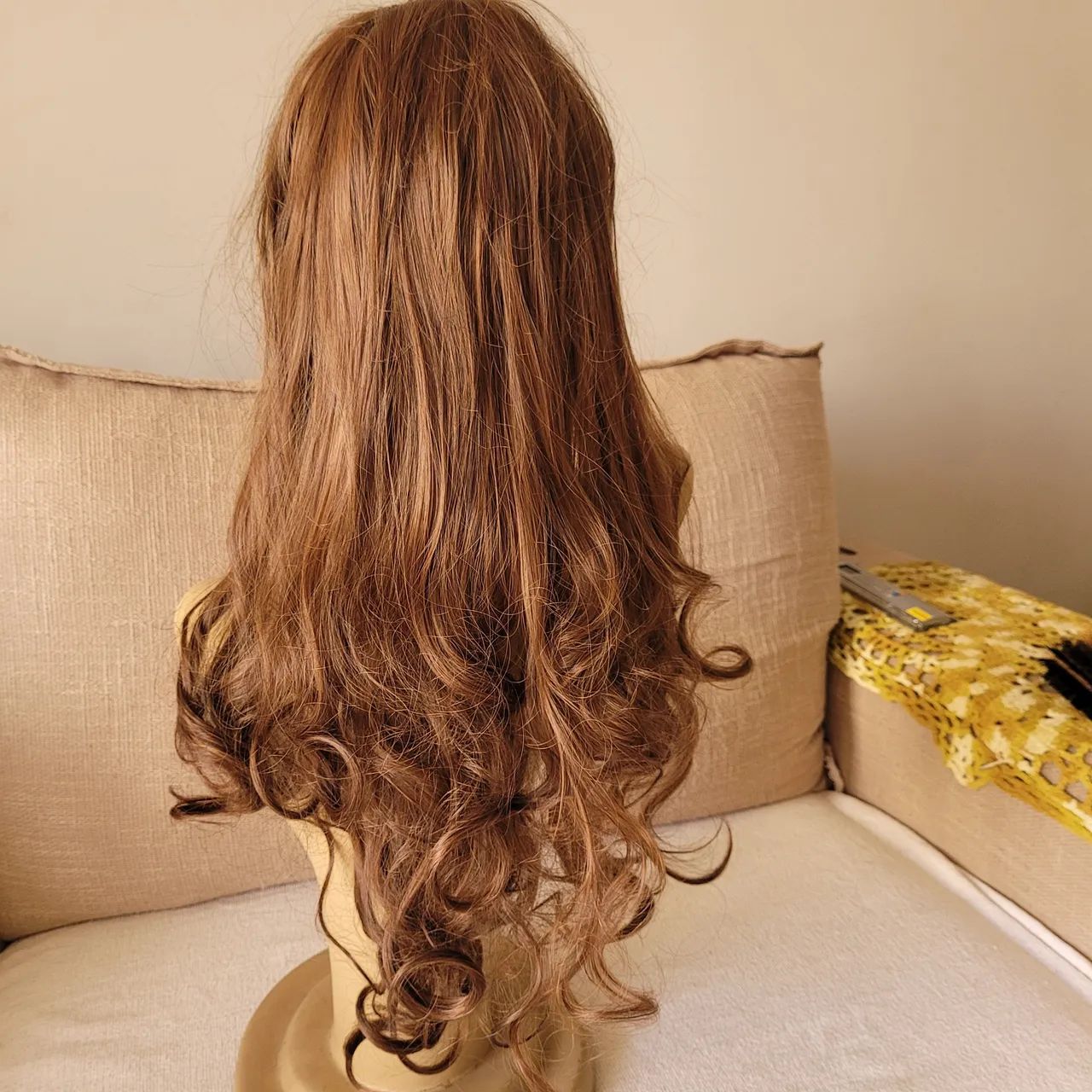 Peruca wig,  com franja e cachos nas pontas, 65 cm. nova - Foto 4