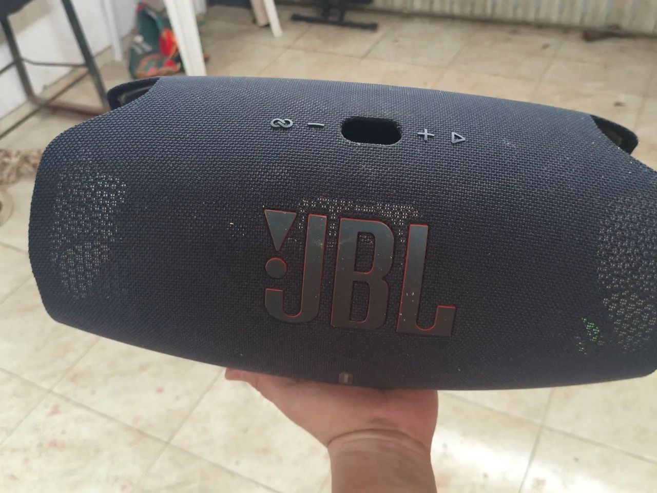 Carcaça interna e  gabinete externo da JBL bombox 3, e 