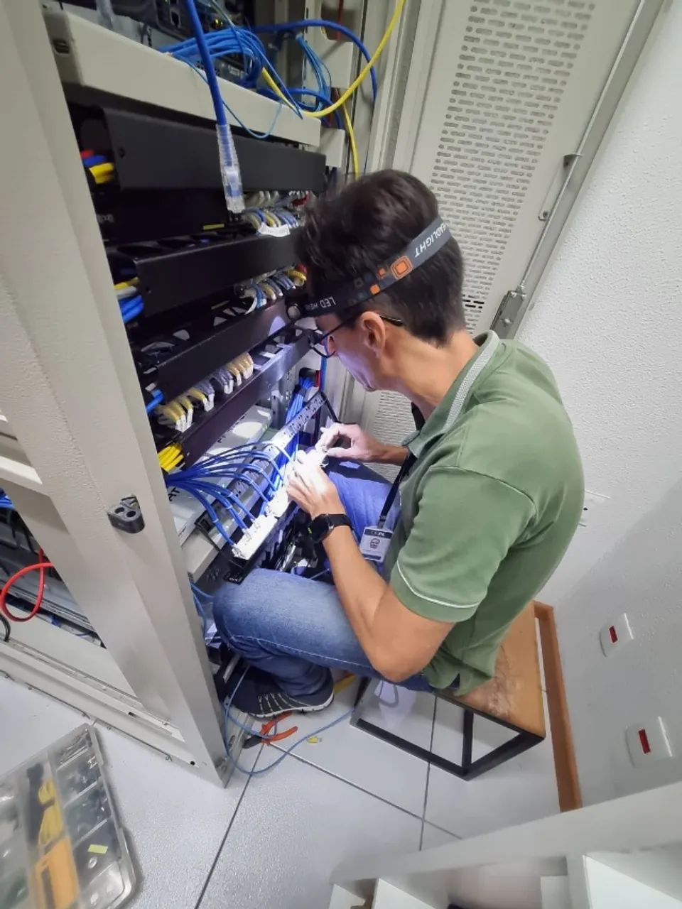 Tecnico especilizado cameras cft interfone cabeamento estruturado montegem rack de dados