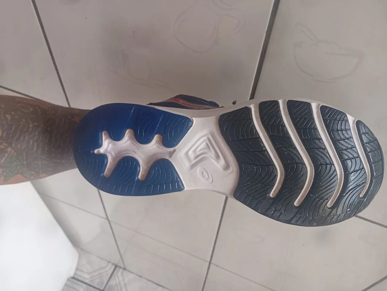 Tênis Asics seminovo - Foto 4