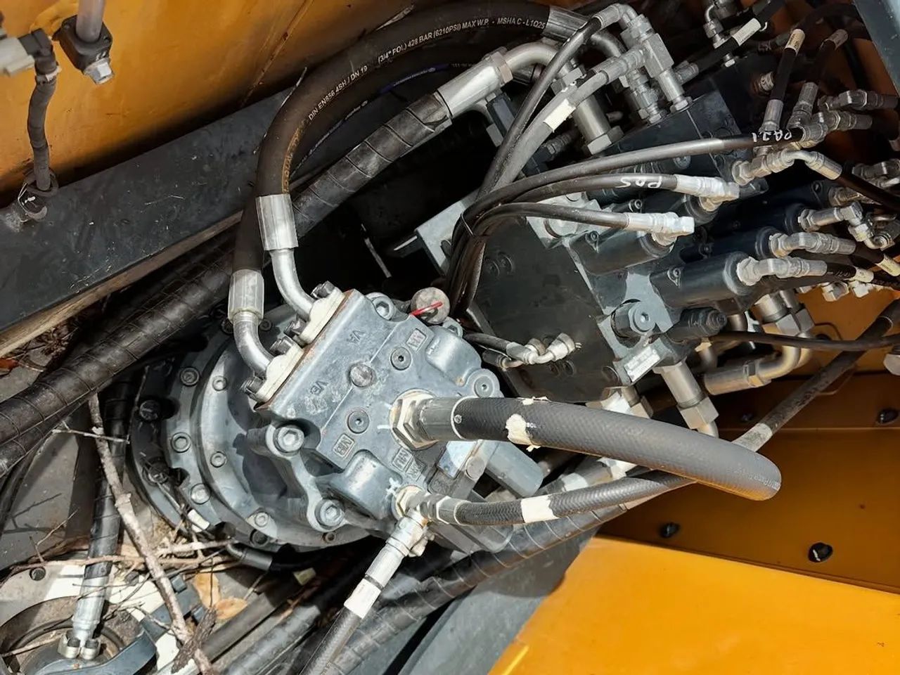 ESCAVADEIRA HYUNDAI 125HP - Foto 5