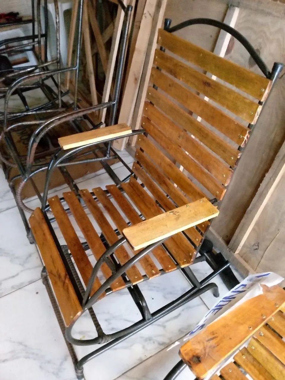 Cadeira de balanço amadeirada 