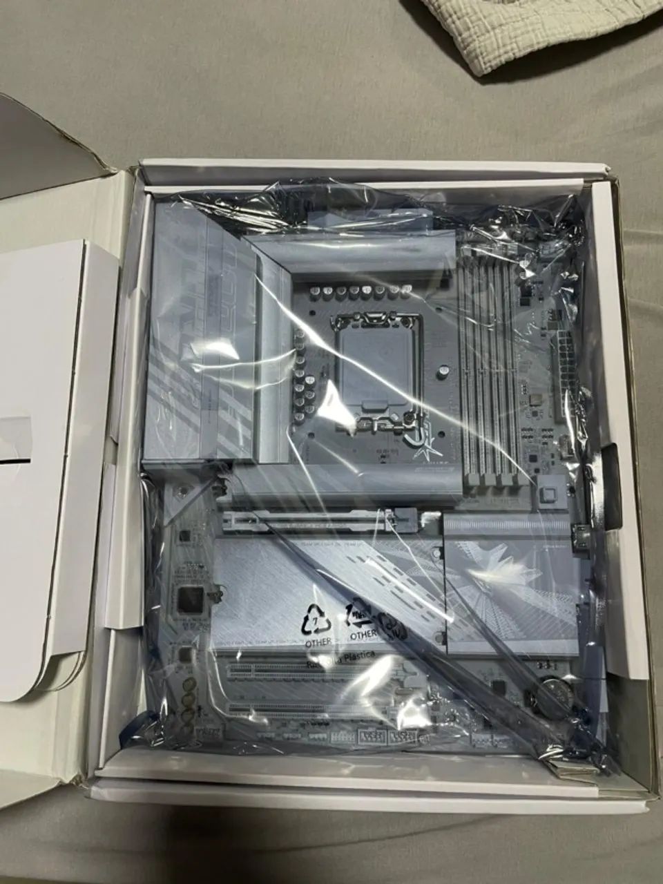 Vendo placa mãe gigabyte AM5 nova, B860 aorus elite wifi7 ice de chipset intel. Apenas ven - Foto 2