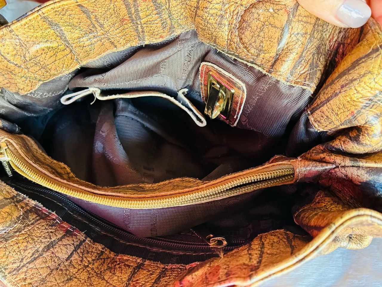 Bolsa Luz da Lua couro com metal dourado  - Foto 5
