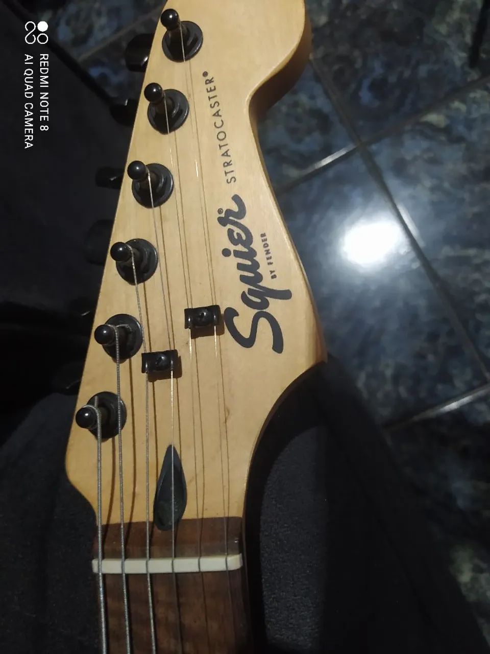 Guitarra Squier FSR Stratocaster HT HSS - Foto 2