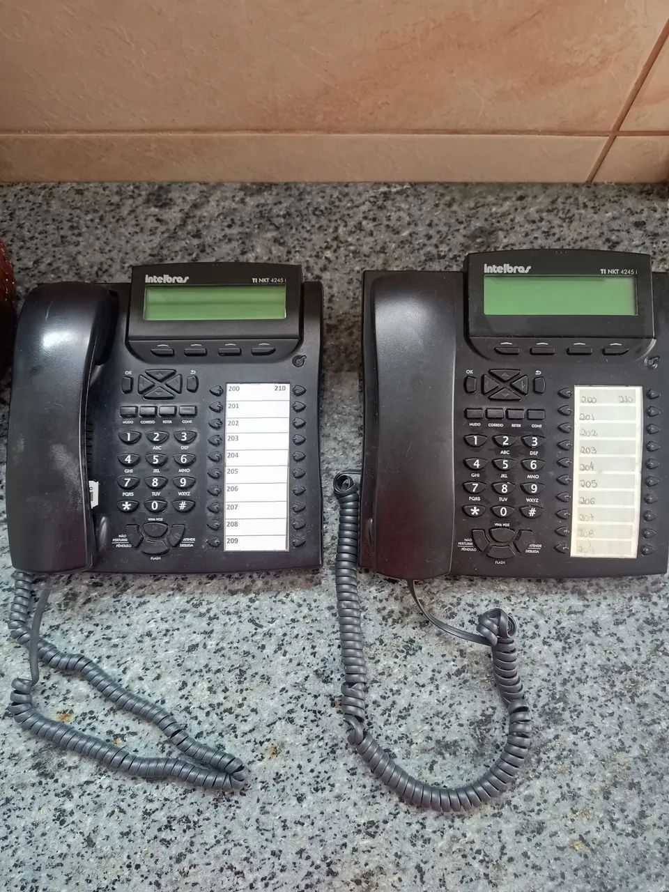 Lote com 4 telefones, dois telefones digitais Intelbras , um telefone Elgin e um Nos-Tel. - Foto 2