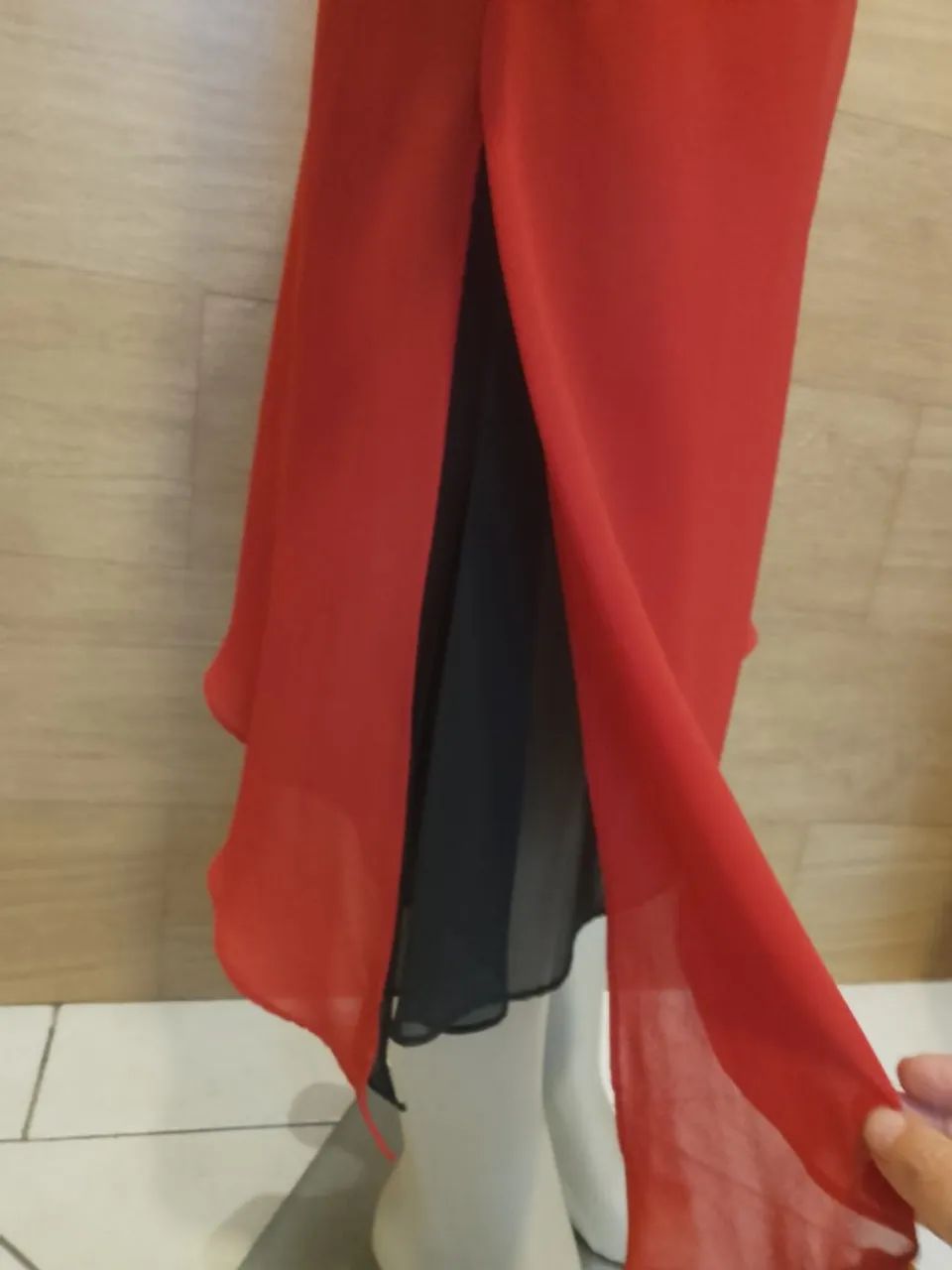 Vestido midi assimétrico vermelho vivo - Foto 3