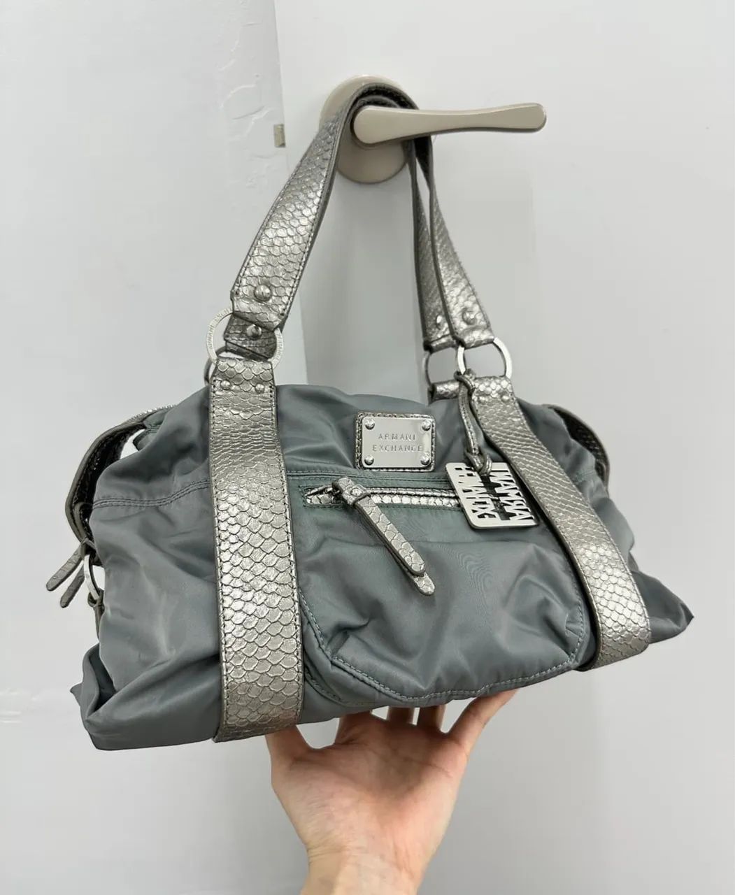 Bolsa Armani Exchange A/X Píton Prateada - Foto 3