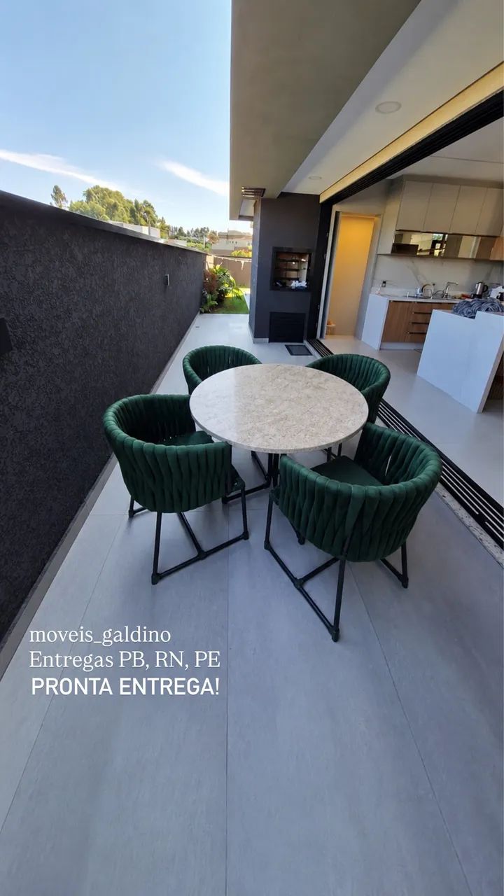 Mesa com tampo de granito com quatro cadeiras 