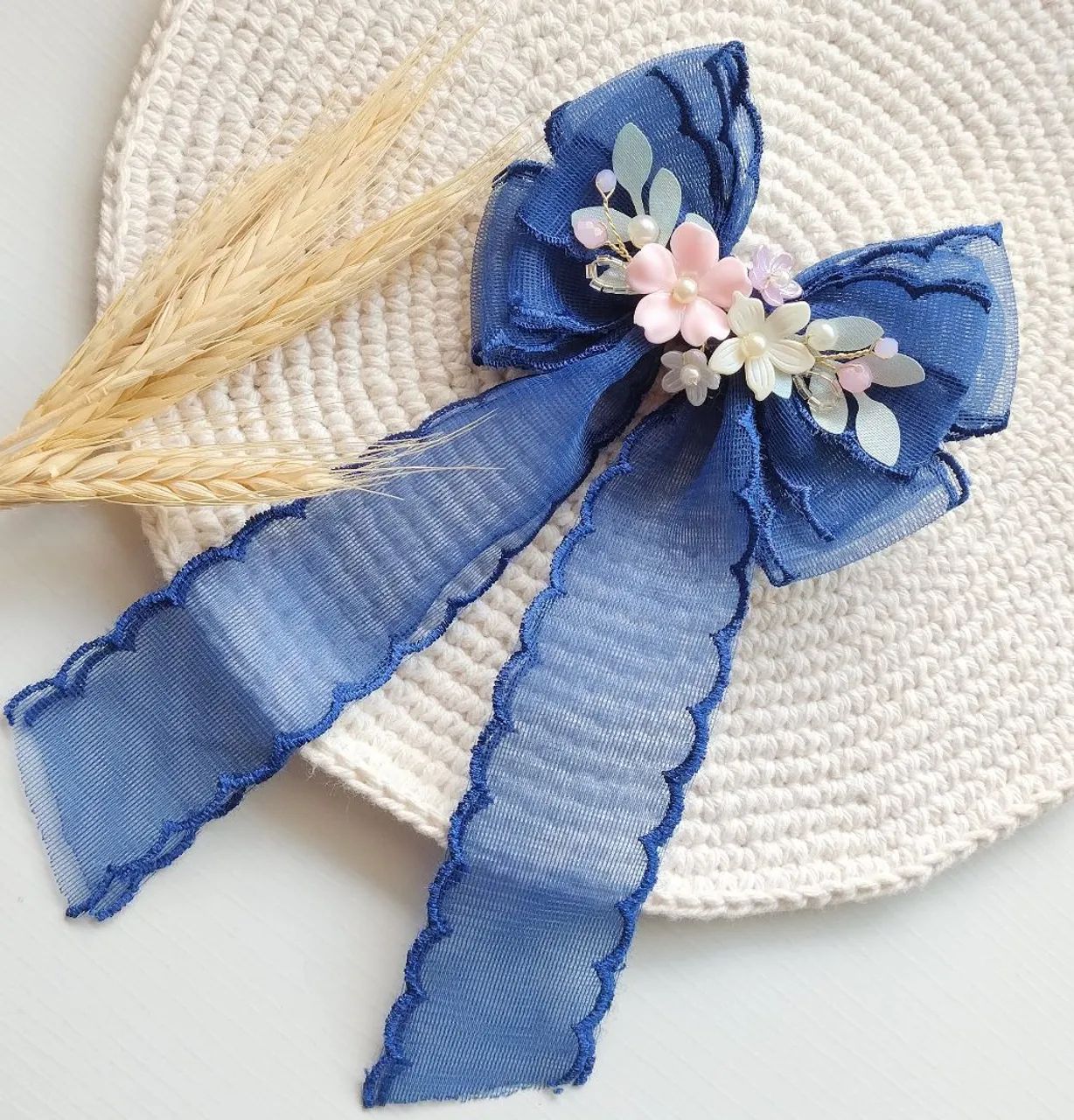 Laço de organza bordada 
