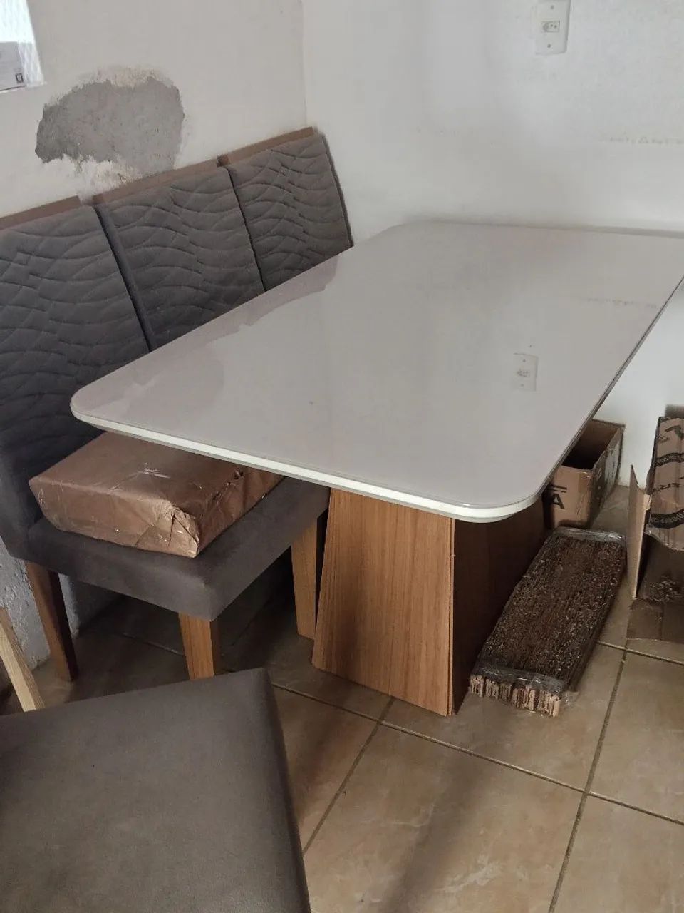 MESA COM AS QUATRO CADEIRAS