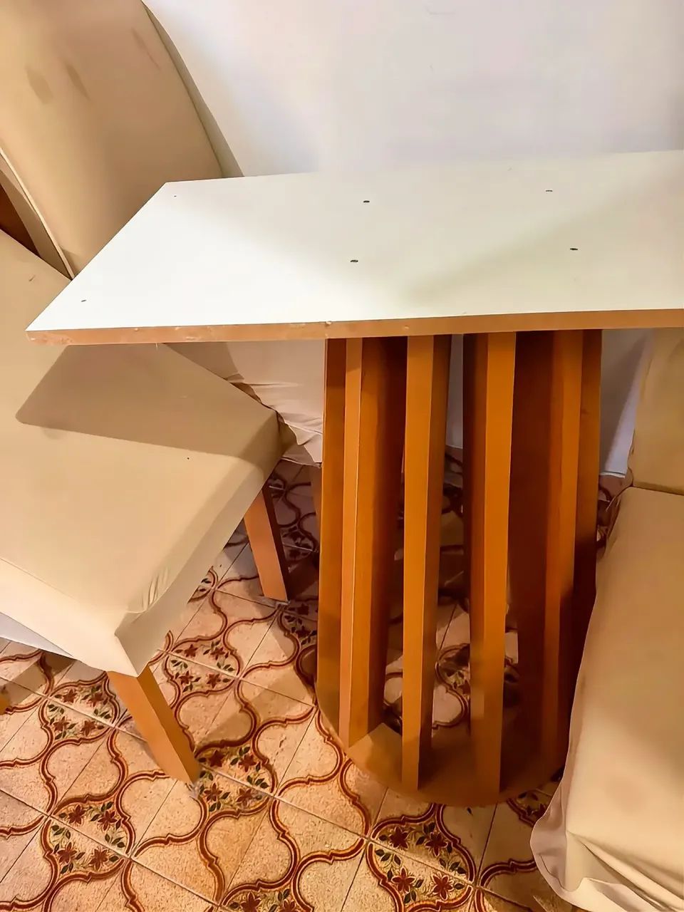 MESA DE JANTAR COM BASE DE MADEIRA 4 CADEIRAS  - Foto 5