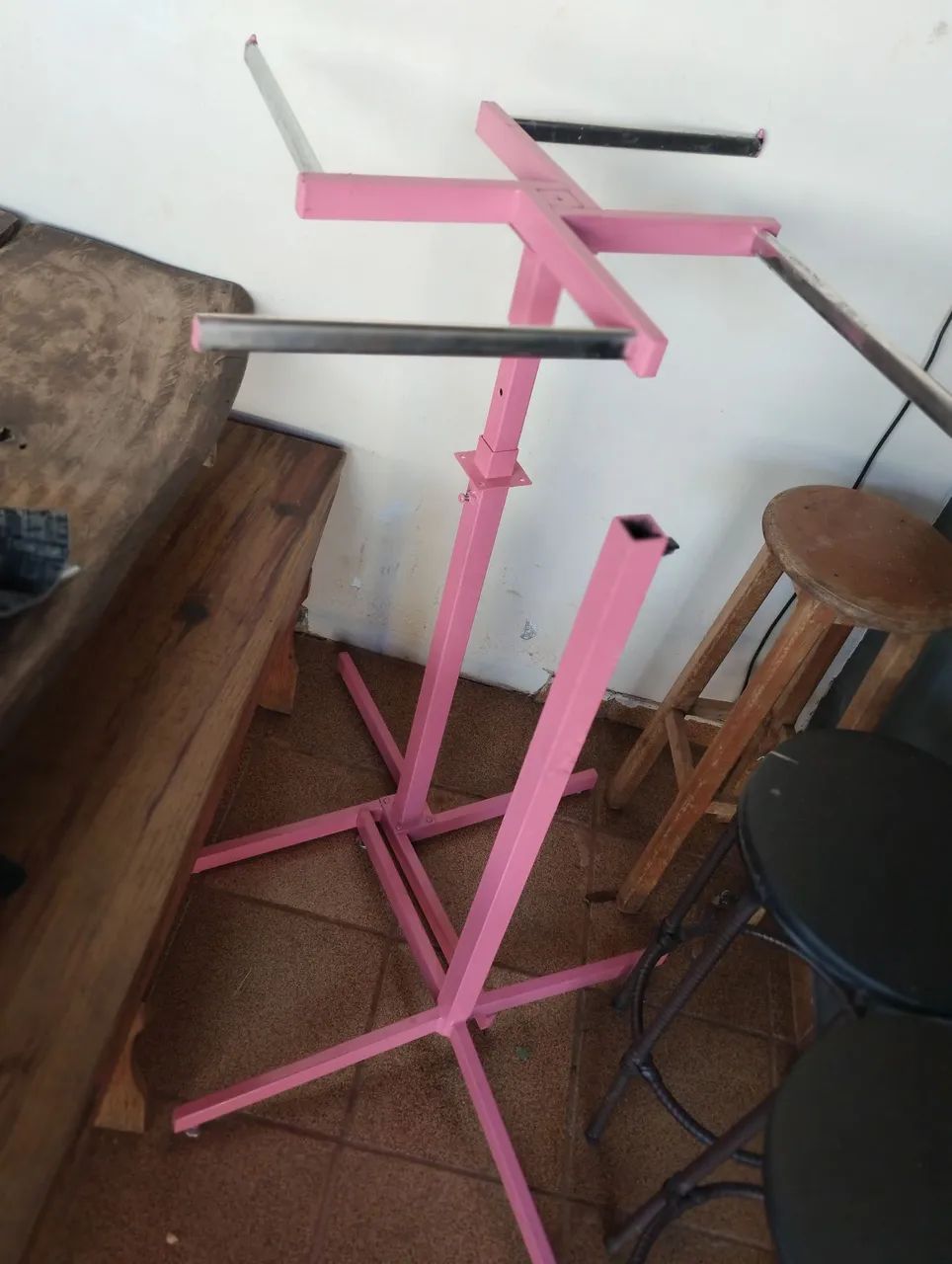Arara de chão rosa