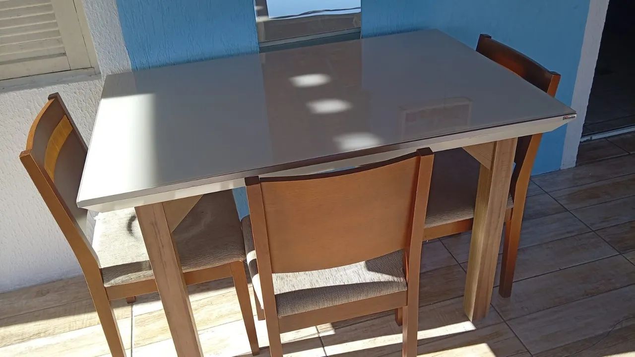 mesa com 4 cadeiras 