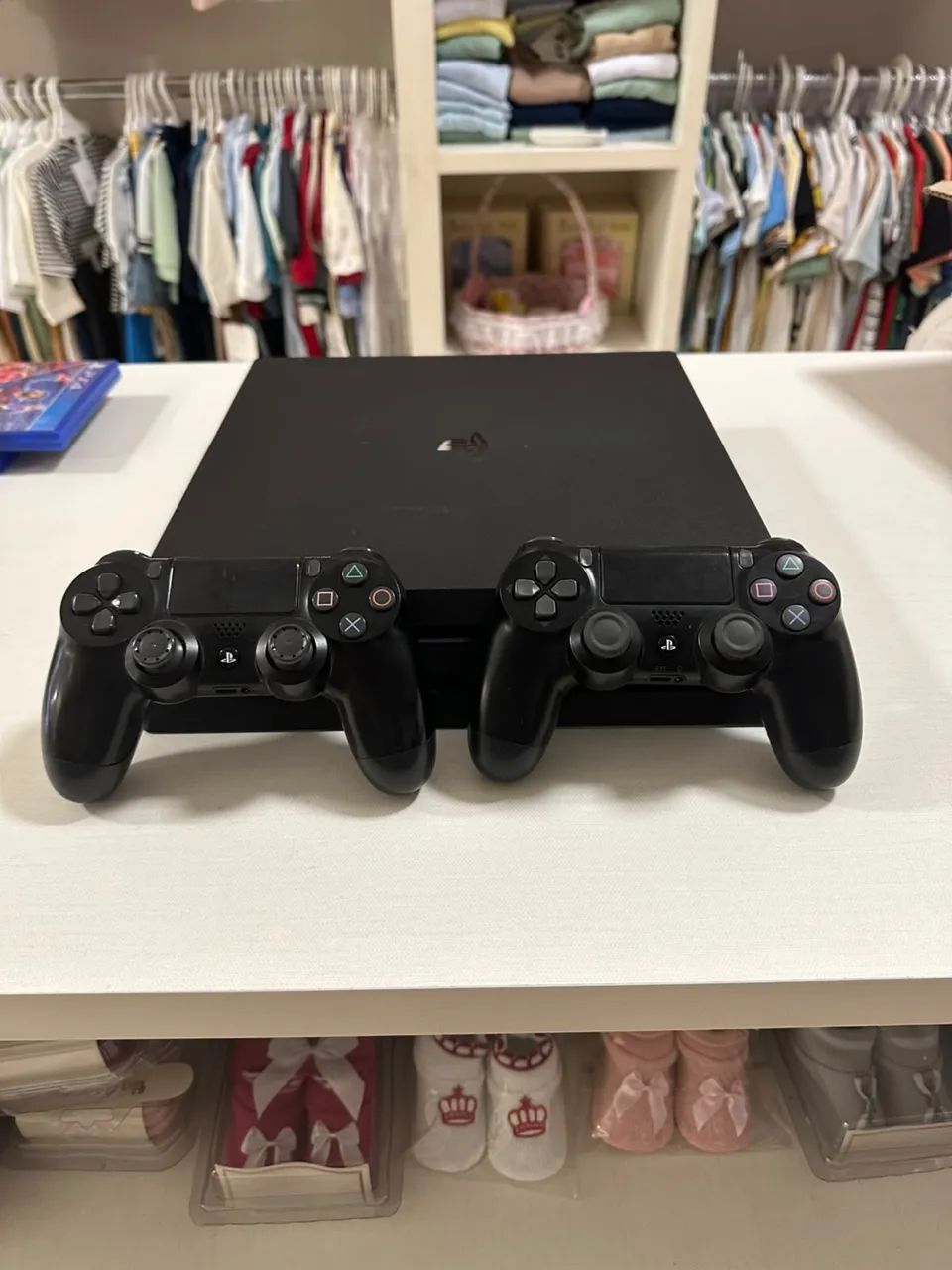 PS4 PRO 1TB 2 CONTROLES - Foto 5