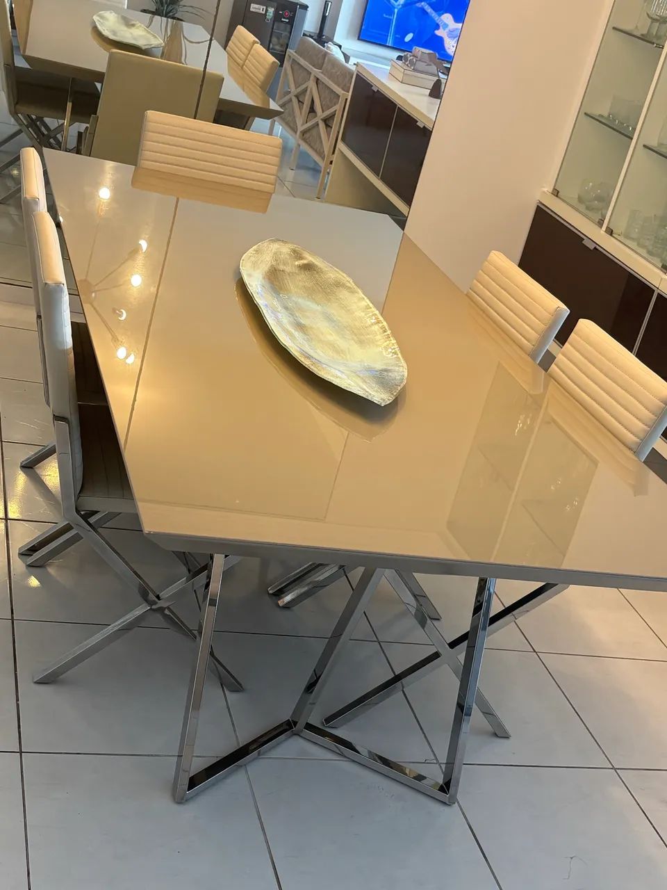 Mesa com vidro pintado fendi c/pe em aço