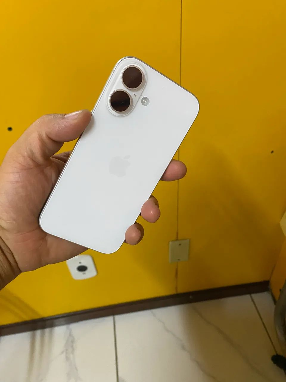 iPhone 16 branco 128G em ótimo estado