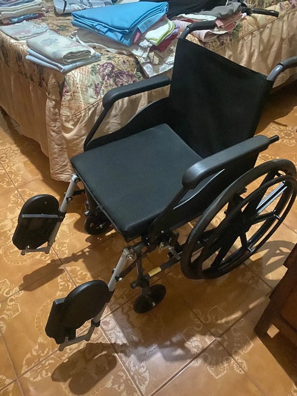 Cadeira de rodas com apoio 