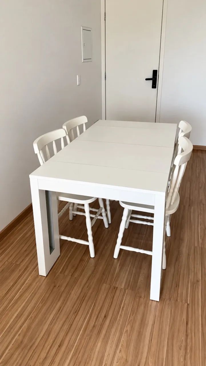 Mesa de Jantar Branca em Madeira com 4 Cadeiras