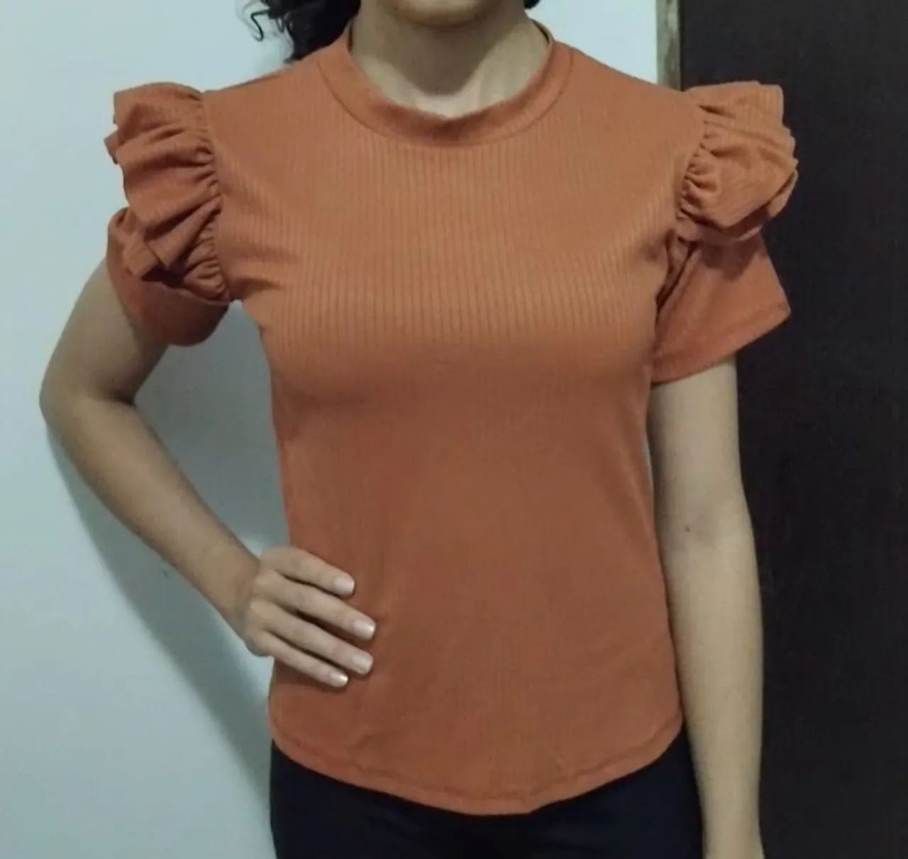 2 Blusas  com babados rosa e marrom  - Foto 2