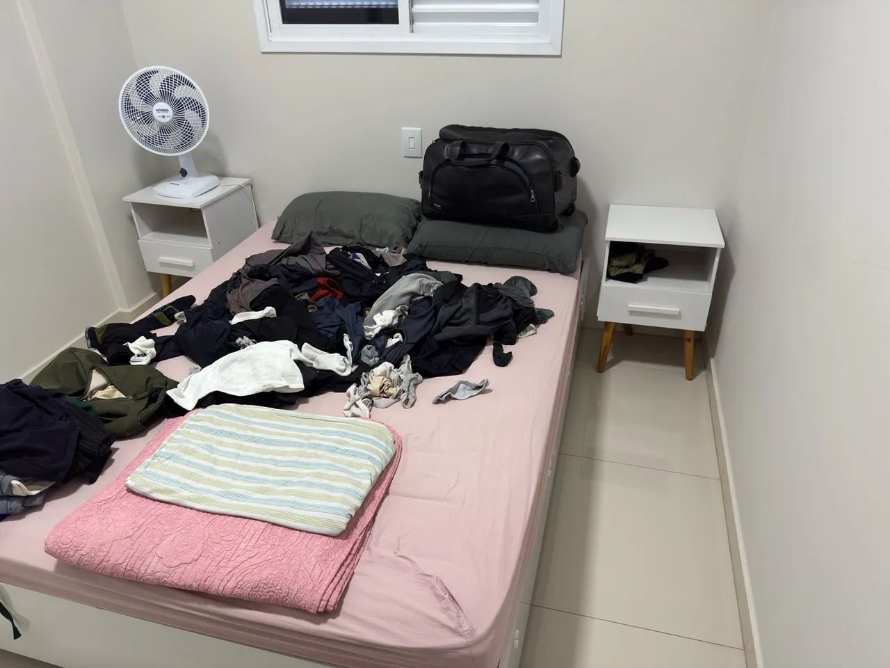 Cama de casal + colchão + criados