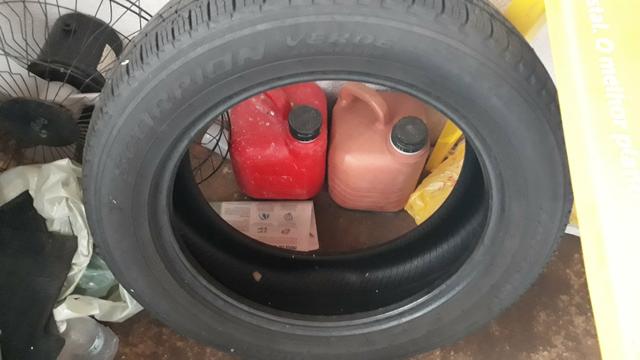 Vendo um pneu semi novo aro 18 por 200 reais