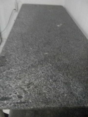 Mesa com tampo de granito