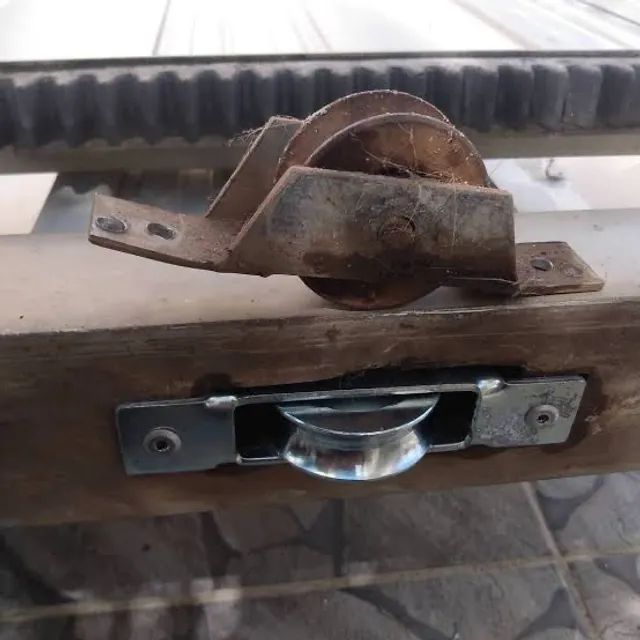 Troca de roldanas e deslizante portão alumínio e ferro - Foto 2