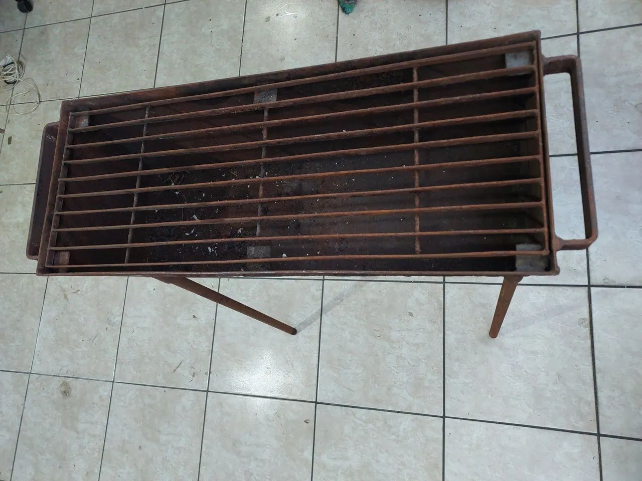 Churrasqueira de ferro com suporte removível