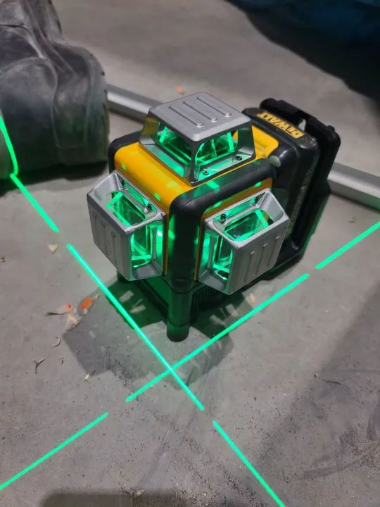 Nível laser 12 linhas Semi novo a bateria 12v - Foto 2