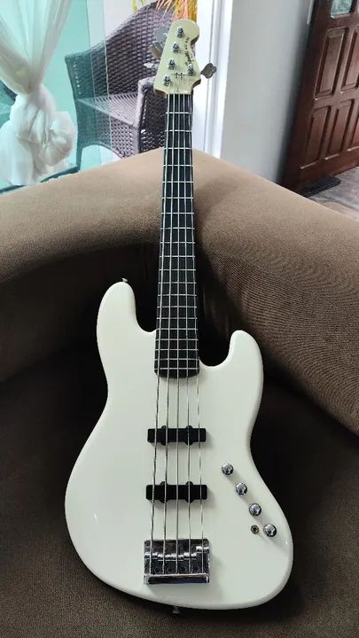 Baixo Squier Fender Deluxe 5 cordas ativo.