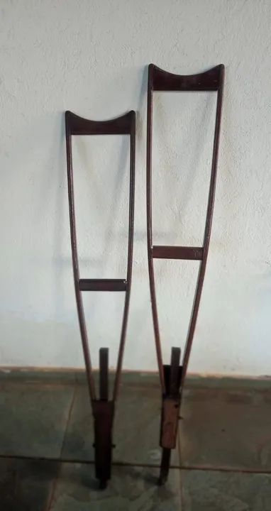 Kit contendo 3 três muletas - 1 de alumínio e as outras duas de madeira - Foto 3