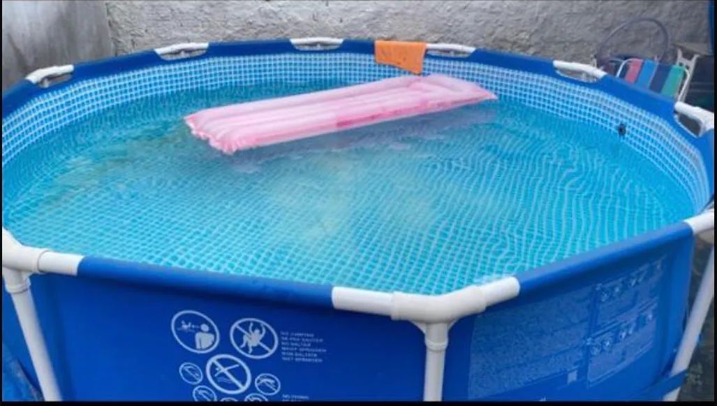 Piscina grande em ótimo estado de conservação com filtro