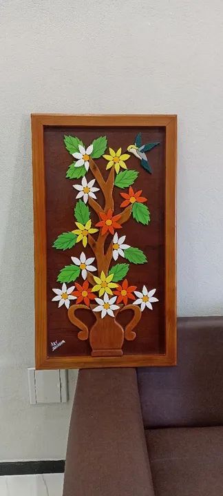 Quadro em madeira com flores e pássaro