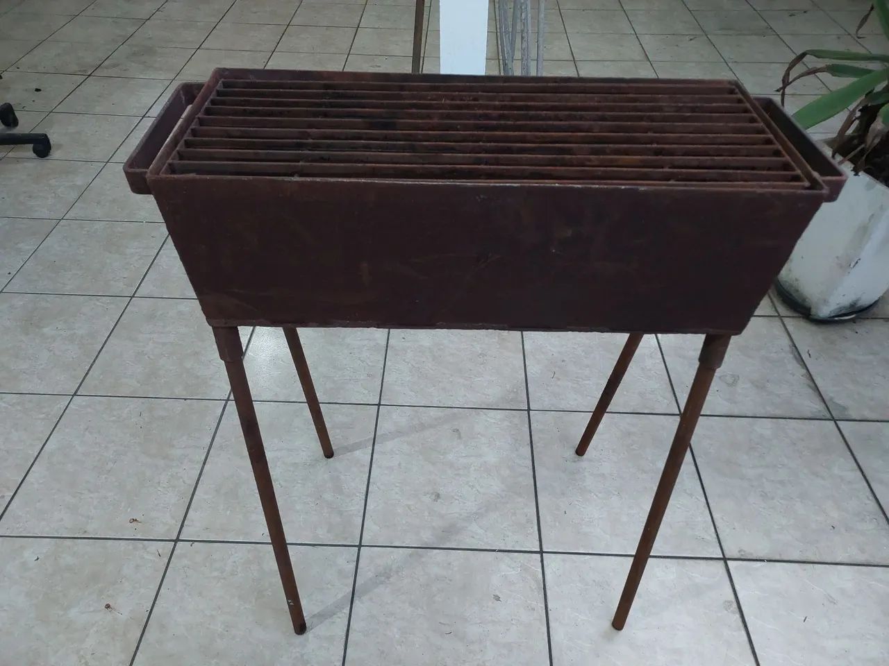 Churrasqueira de ferro com suporte removível - Foto 2