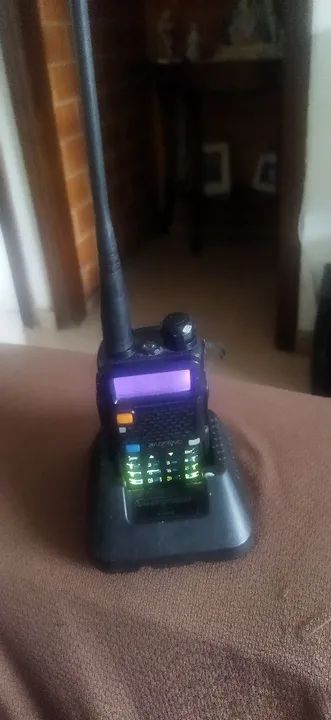 Rádio Transmissor Baofeng UV-5R usado com Carregador - Foto 2
