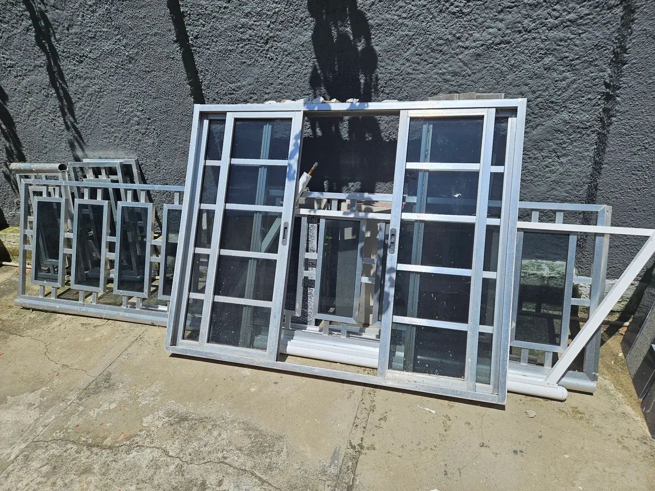 Vendo janela de alumínio com vidros