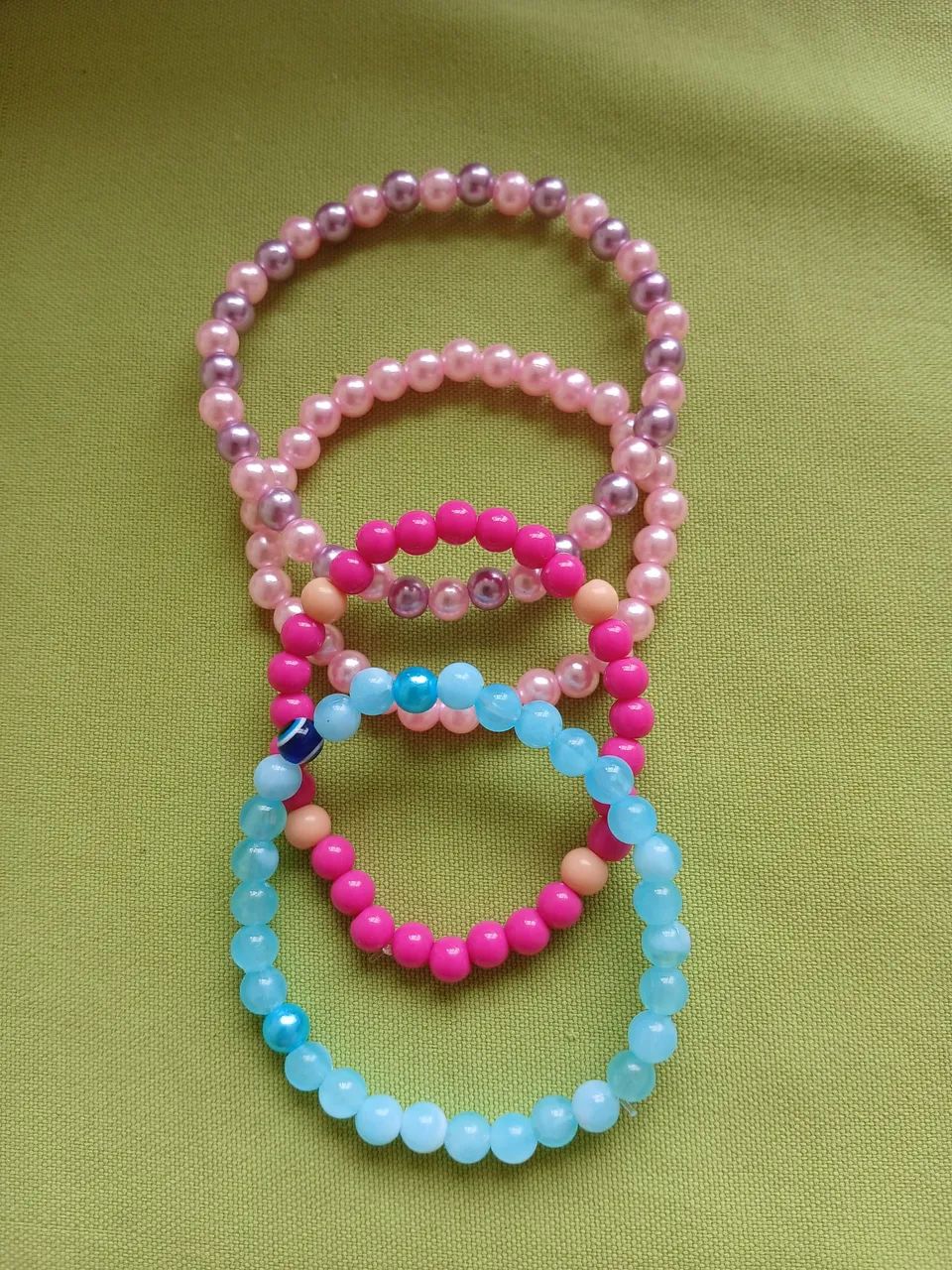 Pulseiras de miçangas coloridas - Foto 2