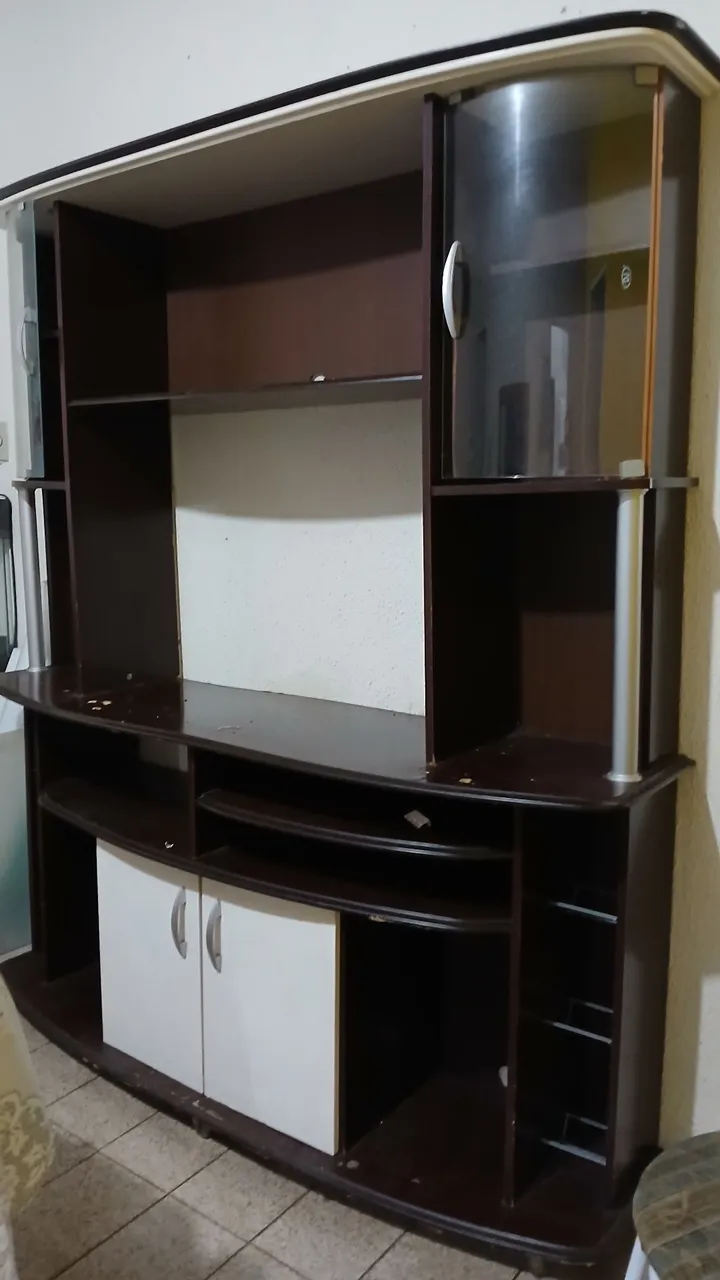 Rack para TV com 2 portas e prateleiras